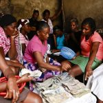 La tontina è un modello tradizionale di mutuo aiuto e solidarietà radicato nella cultura africana, specialmente in Camerun. In questo sistema di finanza collaborativa, i membri contribuiscono regolarmente con una somma di denaro