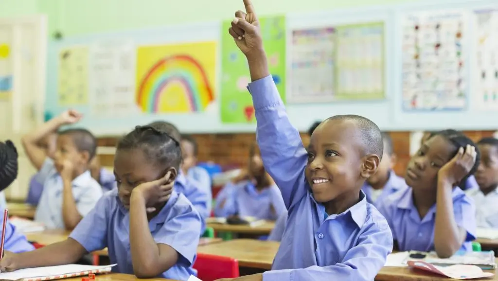 Il prestito scolastico è una forma di finanziamento messa a disposizione dalle banche per permettere alle famiglie che hanno difficoltà a sbarcare il lunario di mandare i propri figli a scuola. In Africa, il periodo del rientro scolastico è quello in cui questo prodotto bancario viene venduto di più.